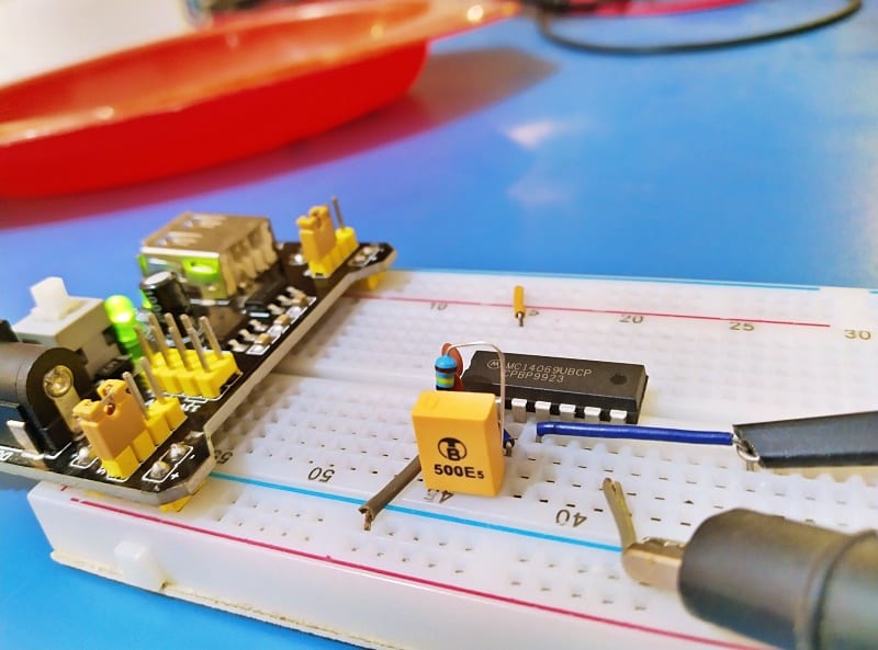 500kHz CR Oscillator Breadboard