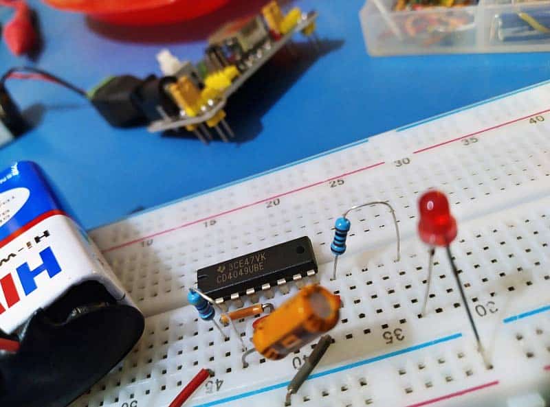 CD4049 LED Blink  Breadboard