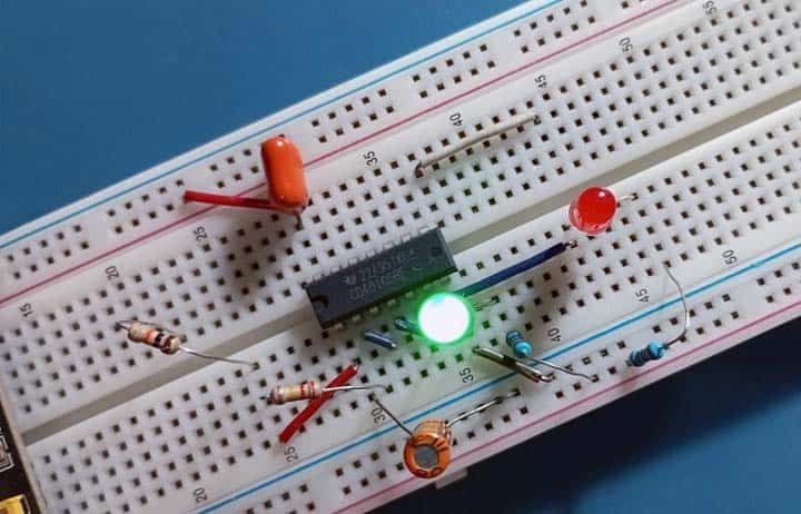 CD40106 LED Flasher Breadboard Test